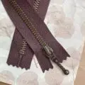 lynlås til zippersweater fra Petiteknit i farven chokoladebrun