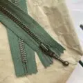 lynlås til zippersweater fra Petiteknit i farven jægergrøn